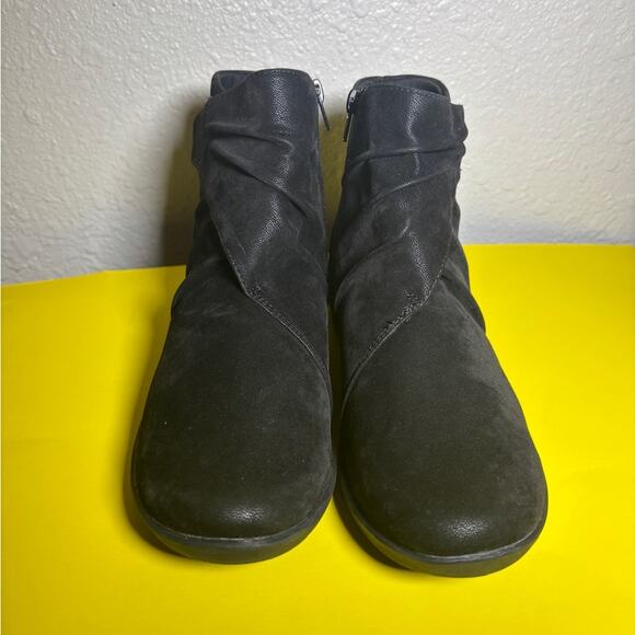 Clarks Cloudsteppers Soft Cushion Black Side Zippper Ankle Boots size 9.5 NWT - Picture 3 of 9